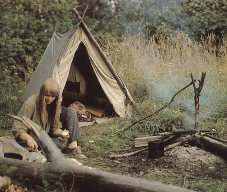 Девушки в шалаше. Бушкрафт лесная тайга. Фотосессия в шалаше. Вигвам в лесу. Девушки в шалаше.