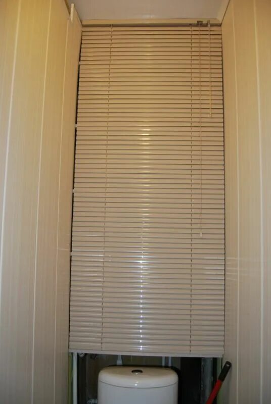Горизонтальные жалюзи в санузел. Рольставни сантехнические алютех. Рольф ставни в туалет. Рольставни doorhan в санузел. Жалюзи закрыть трубы.