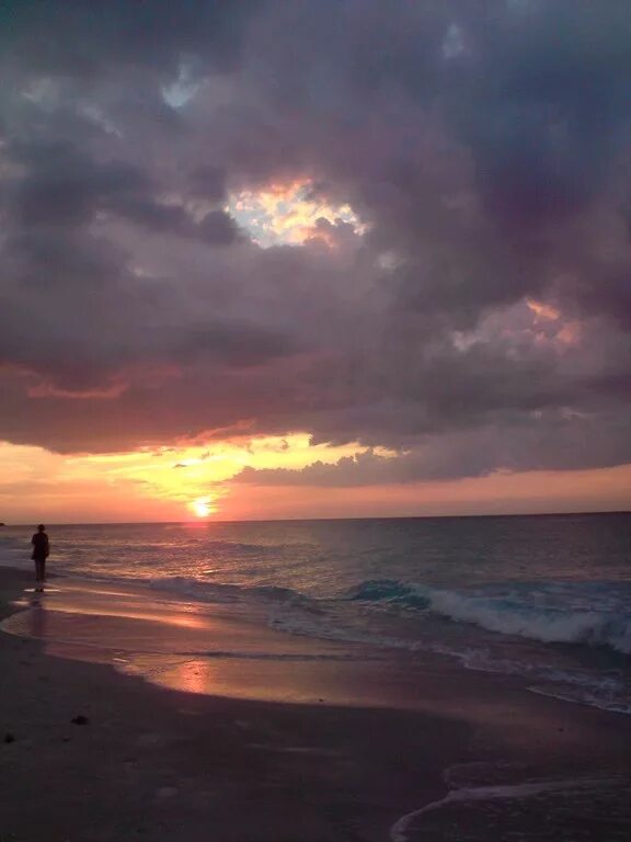 Достучаться до небес закат. Разговоры о море и о закате. Статусы про закат на море. Море закат достучаться до небес. На небесах только и говорят что о море.