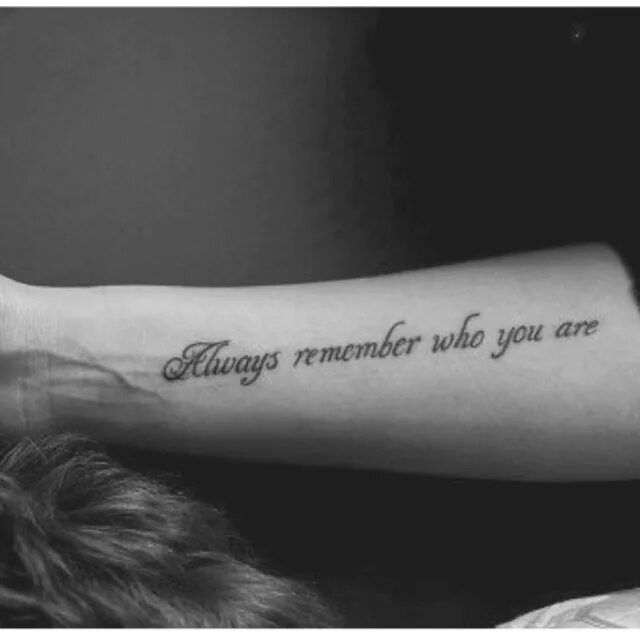 Тату на руке всегда рядом. Надпись remember тату. тату для девушек помни. remember who you are тату. я всегда рядом тату.
