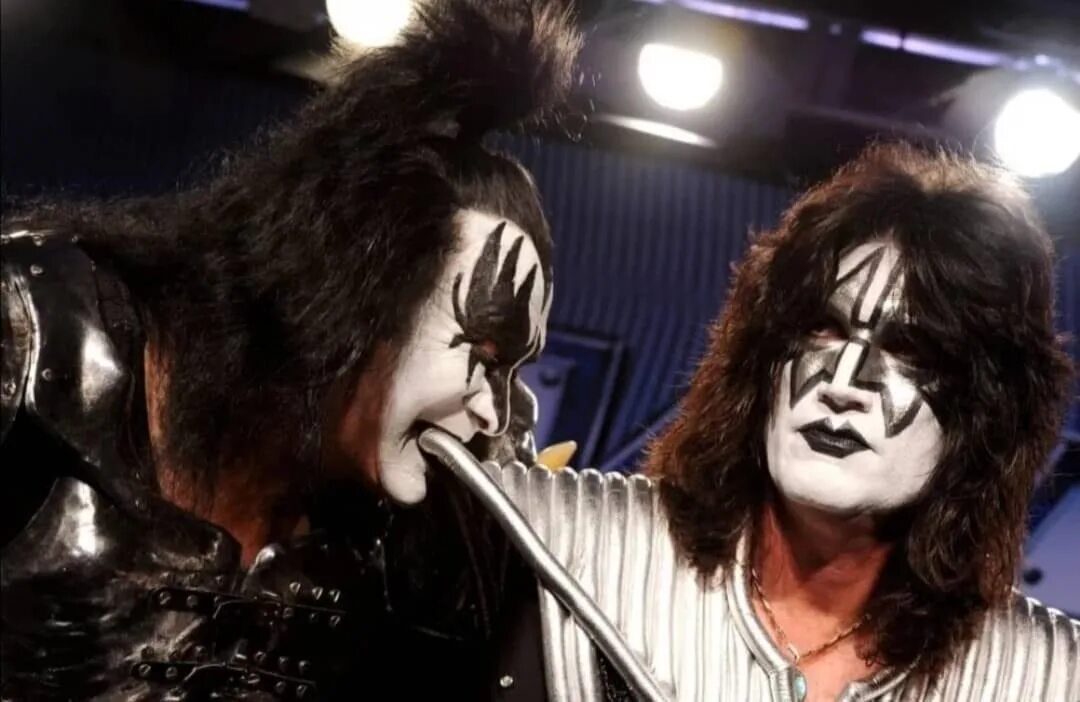 Группа «Kiss Gene Simmons. Kiss Джин Симмонс и Эйс Фрейли. Группа Кисс Томми тайер. Группа Кисс пол Стэнли и Томми тайер.