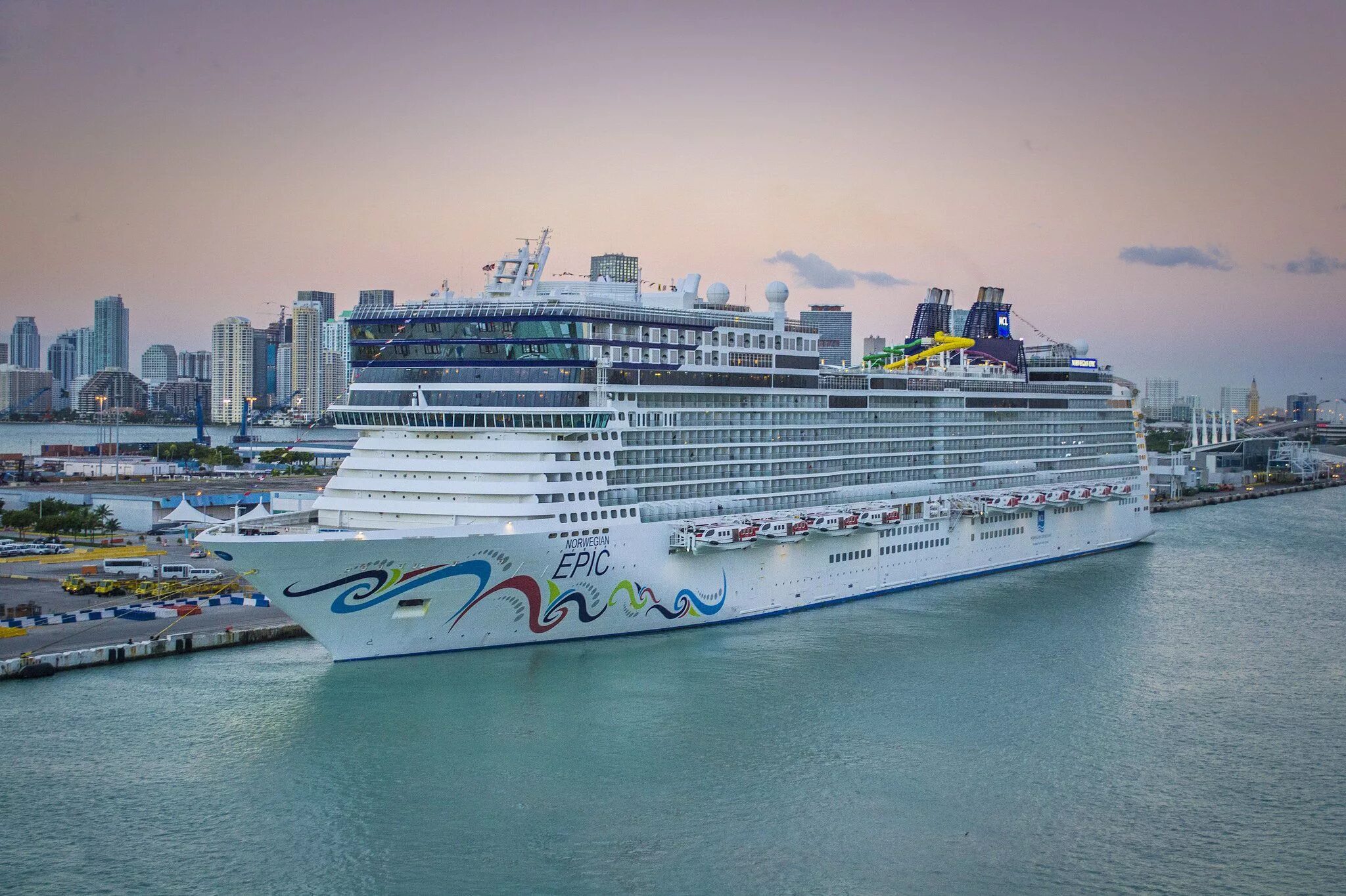 Норвегиан эпик лайнер. Epic лайнер. Круизный лайнер в будущее. Круизные лайнеры на металлолом. Epic лайнер.