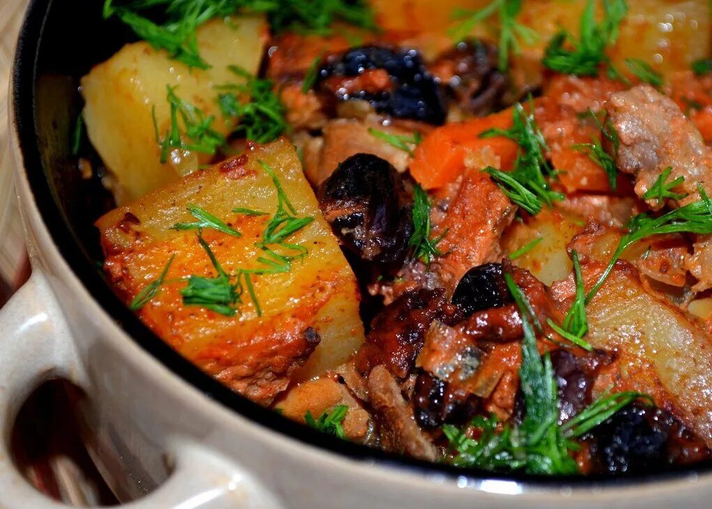 Жаркое из свинины с картошкой в горшочках. Мясо с овощами в горшочках. Мясо с грибами в горшочках. Жаркое в горшочках с говядиной. Рецепт свинины с овощами в горшочках.