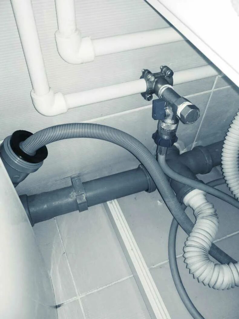 Подводка для слива стиральной машины. Подключить шланг к крану. Соединение шланга стиральной машины с водопроводом. Сифон для стиральной машины с подсоеденителем к водопроводу. Как подключить стиральную машину в ванной.