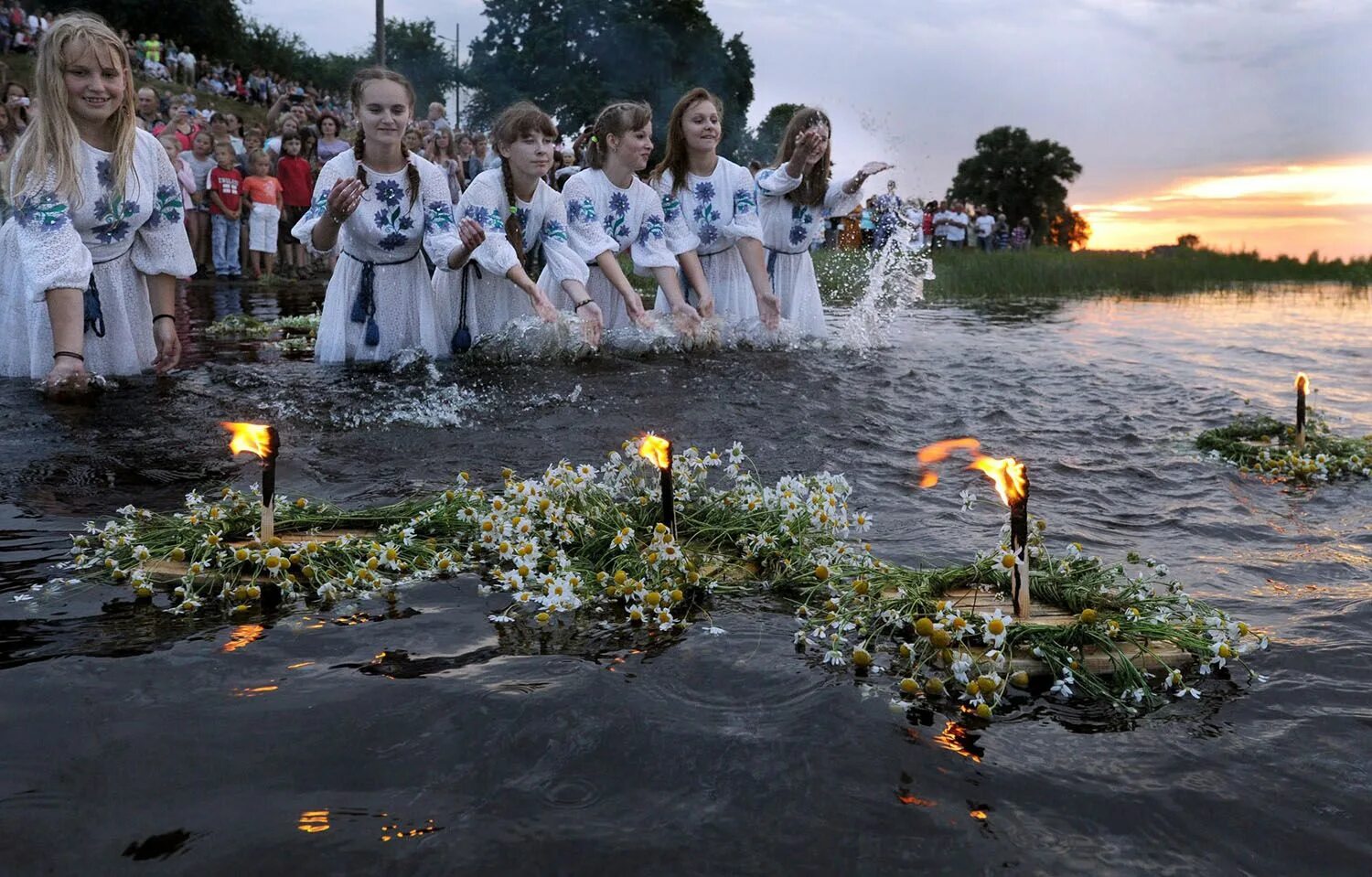 Купала венки на воде. С праздником ивана купала. Свадьба в стиле ивана купала. С днем ивана купалы. Ивана купала 2023.