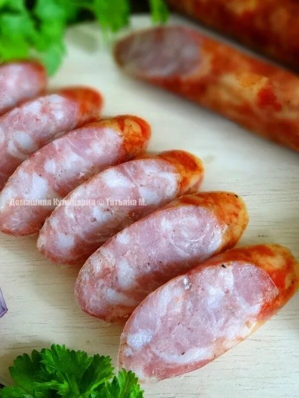 Копченые колбасы дома. Копченые колбаски. мясо колбасы. колбаса домашнего копчения. колбаса по домашнему копченая.