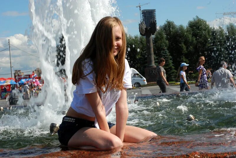 Girl fountain. Лето жара девушки. Girl fountain. Фонтан "с девушкой". Girl fountain.