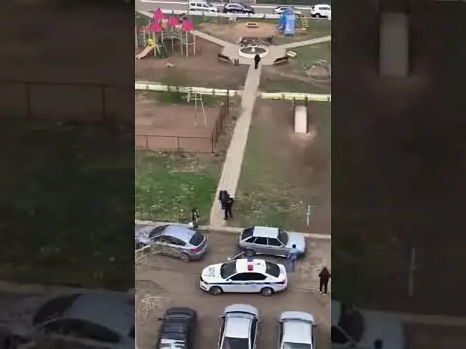 Нападения на россиян. Мужик бегает по площадке с топором 3 августа видео.
