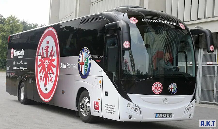 Автобус футбольного клуба. Автобус+4811. Франкфурт автобус. Frankfurt bus. Херсон франкфурт на майне автобус.