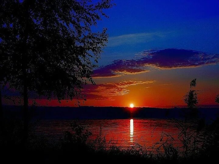 Гаснет небосклон. Летний закат. Поздний закат. Закат над озером. Красивого вечера.