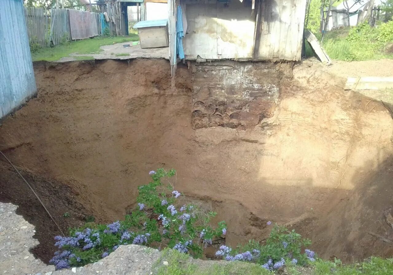 Обрушение грунта вокруг колодца. Обсыпка вокруг колодца. Земля вокруг колодца. Обвалилась земля вокруг колодца. Обрушение канализационного колодца.