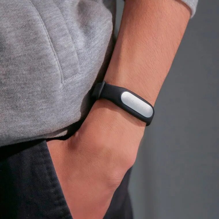 Zepp life mi band. Фитнес браслет zepp. zepp life браслеты. браслет который схватывается на руку. браслет который прищемляет кожу.