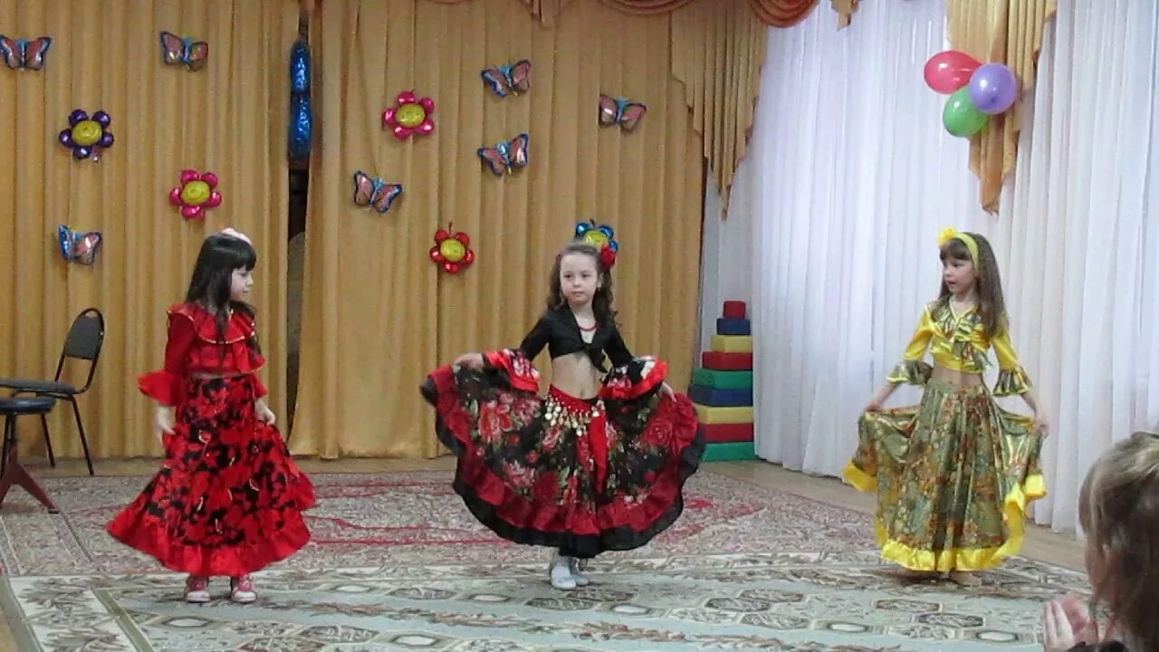 Цыгане в детском саду. Цыганский танец в детском саду. Цыганский танец для детей в детском саду. Детский цыганский танец. Танец цыганок в детском саду.
