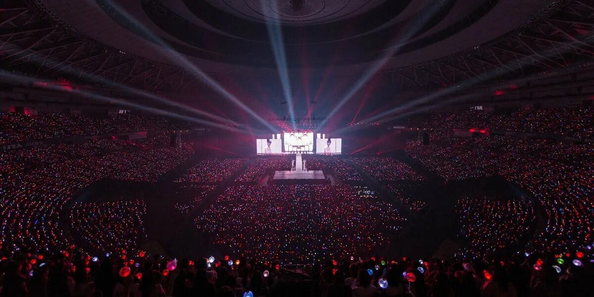 Бтс bang bang con. Бтс участники 2022. Концерты кей поп 2024. Корейцы на концерте. Bts 2021.