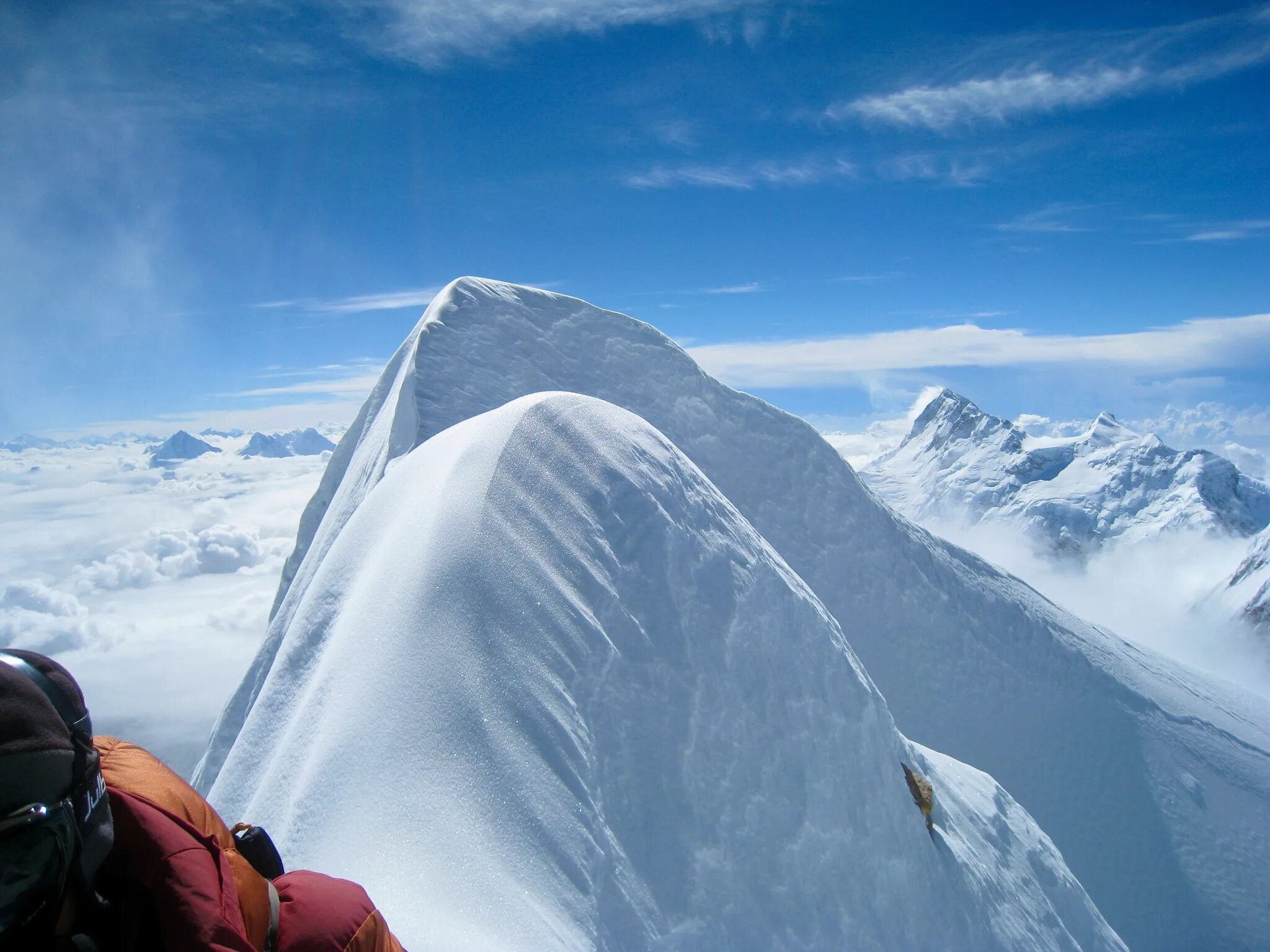шапка на вершине горы. туристы в снежных горах. шапка на вершине горы. фотосессия в горах. две горы и солнце одежда.