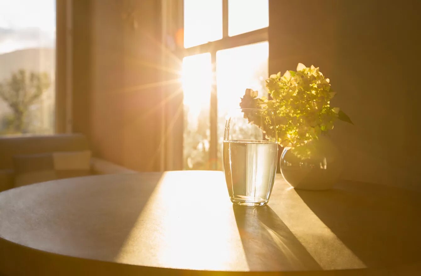 Свеча в окне. Освещение в интерьере. Подсветка участка загородного. Декоративная светодиодная подсветка. Светило в доме.