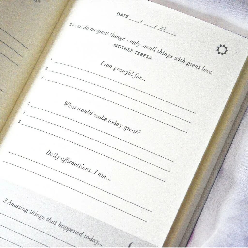 Questions diary. Five minute Journal дневник. Gratitude Journal. Ежедневник 5 минут. Ежедневник 5 минут в день.