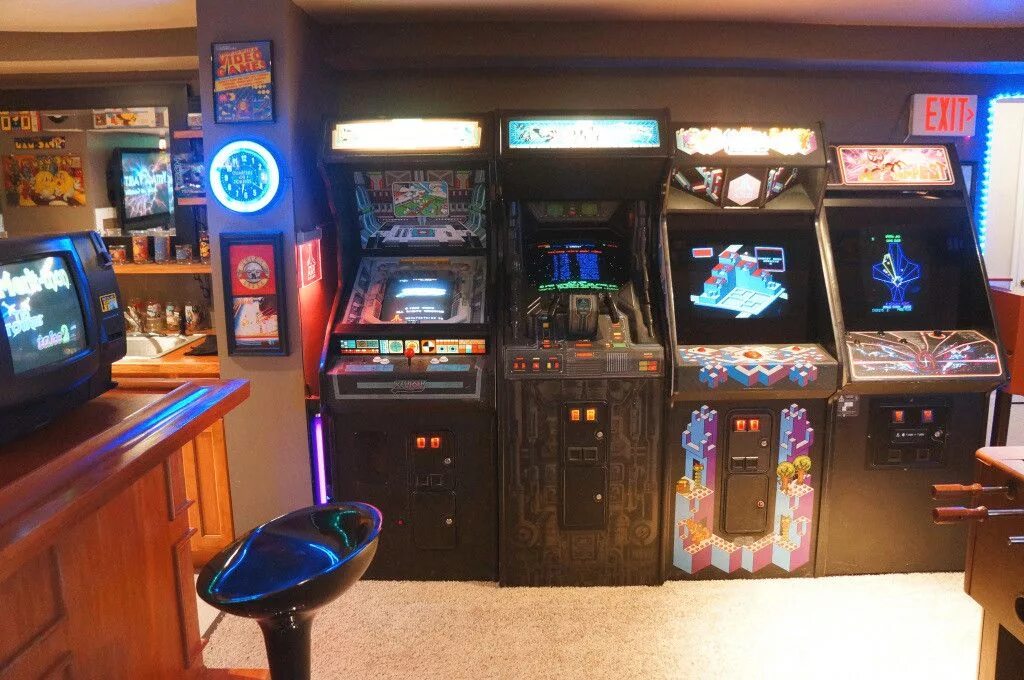 Arcade window. Arcade 80s. комната с игровыми автоматами. аркадные игровые автоматы. зал игровых автоматов.