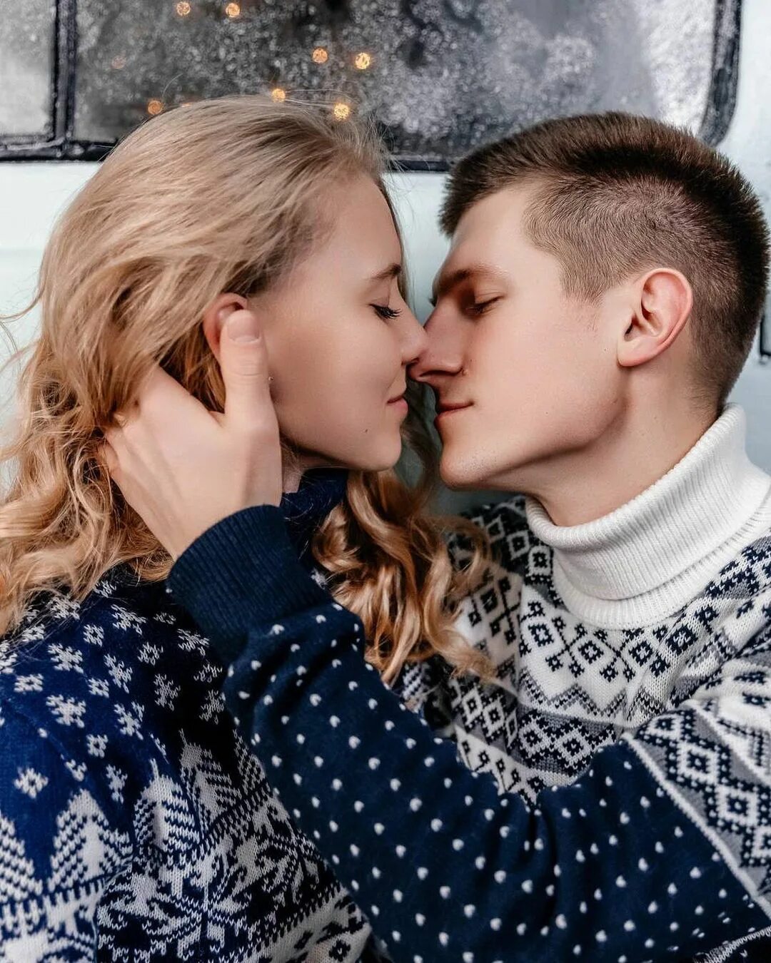 Холода нас греют ближе к семье. Холода нас греют ближе к семье. Люблю зиму. Холода нас греют ближе к семье. Зимний день согревания мира картинка.