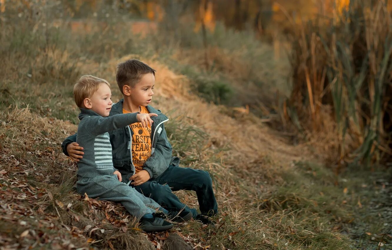 Мальчик с другом. Друзья мальчики. Фотосессия мальчика на природе. Два мальчика. Мальчик на природе.