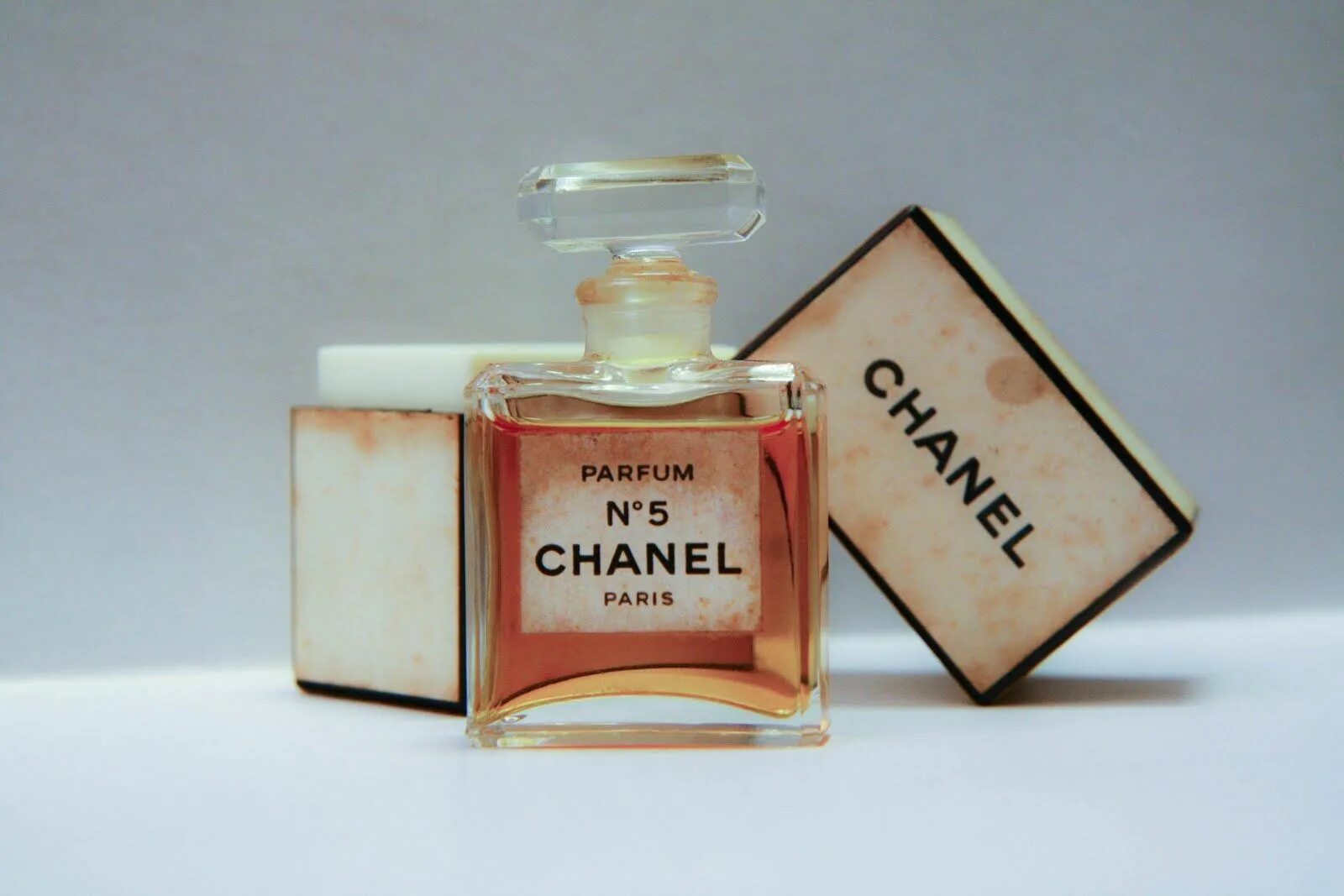1 парфюм. Коко Шанель духи 5. Духи «Chanel no. 5» Коко Шанель. Коко Шанель духи номер 5. Шанель номер 5 флакон 1921.