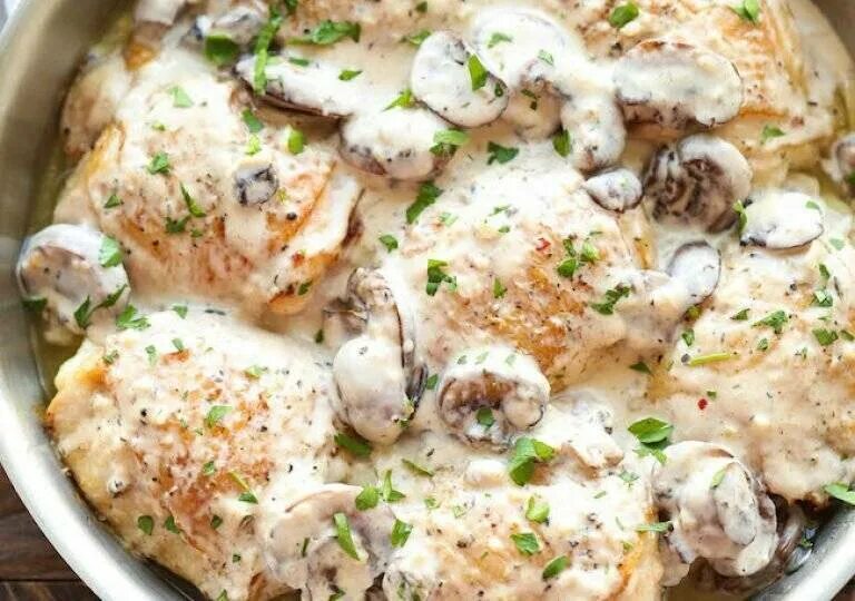 Куриное филе в духовке в сметанном. Курица с шампиньонами в сметанном соусе на сковороде. курица с грибами в сметанном соусе в духовке. курица с шампиньонами в сметанном соусе. курица с грибами в сливочном соусе в духовке.