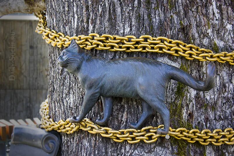 лукоморье скульптуры. коты с цепями. котик на цепи. кот на цепи. дуб кот учёный пушкин.