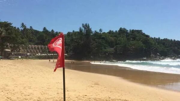 Пхукет утонула. Тайланд пляж Карон. Красные флаги на пляже Карон. Турист из России утонул на пляже Карон. Пляж Карон фото туристов.