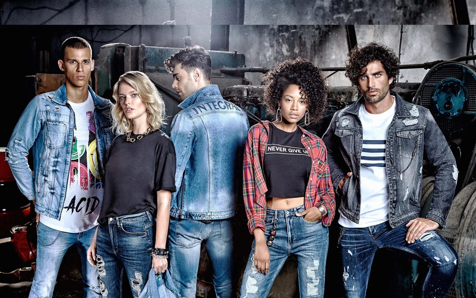 джинсовая ткань. джинсовая ткань. джинсовый фон. коллекция lee wrangler 2020. джинсы деним.