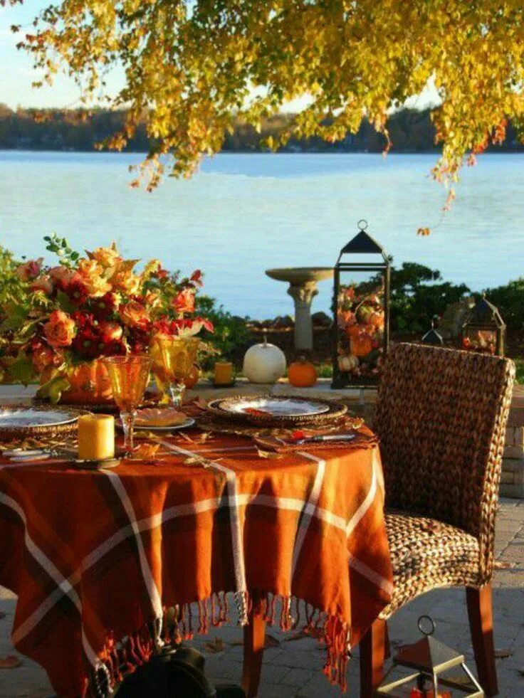 Уютная осень. Осенний стол. Осенний вечер наиверанде. Стол на природе.