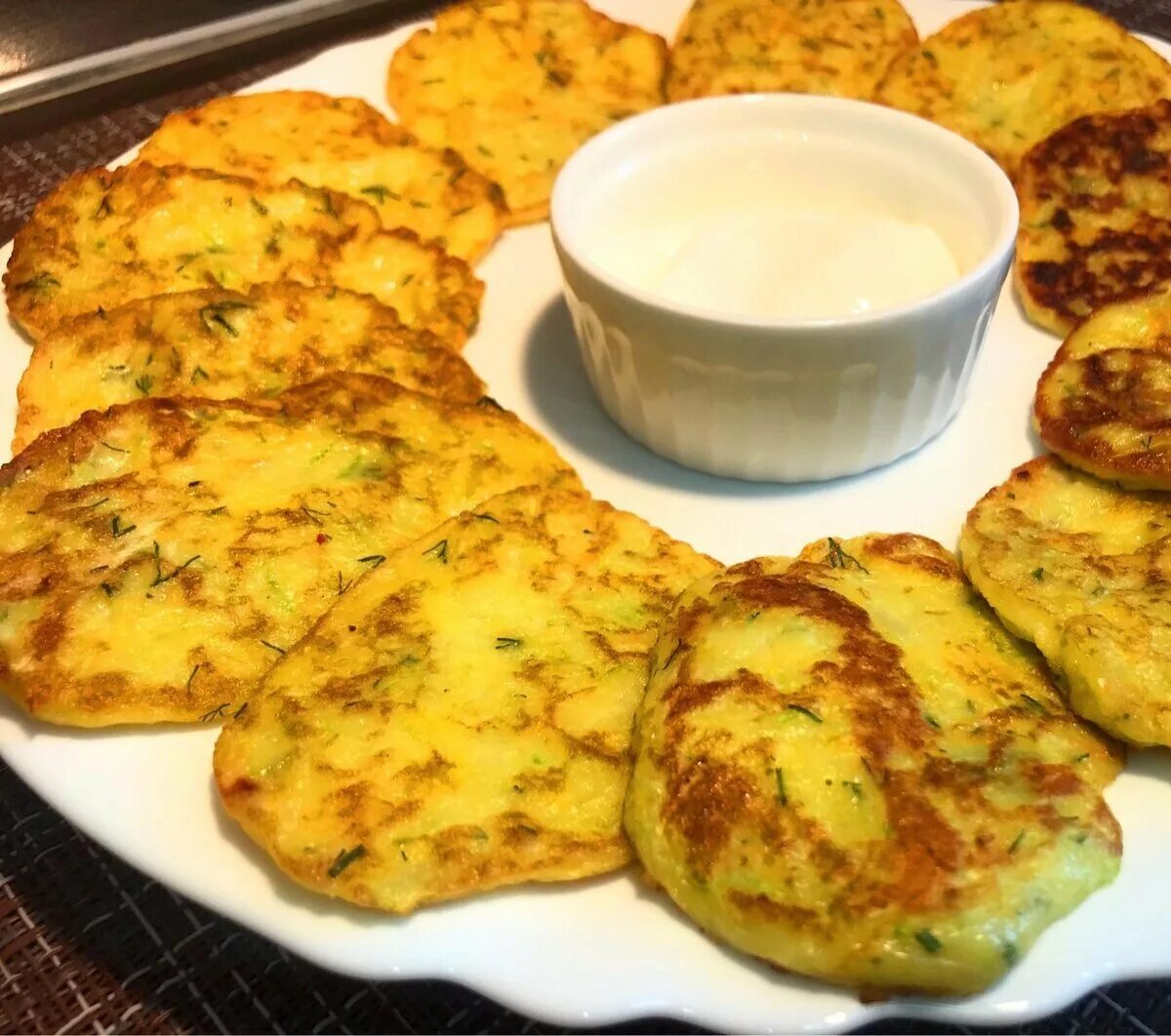 Рецепт оладьев из кабачков и картофеля. Кабачковые оладьи &quot;а-ля пирожки&quot;. картофельно кабачковые оладьи. морковно кабачковые оладьи. кабачки оладьи из кабачков на сковороде.