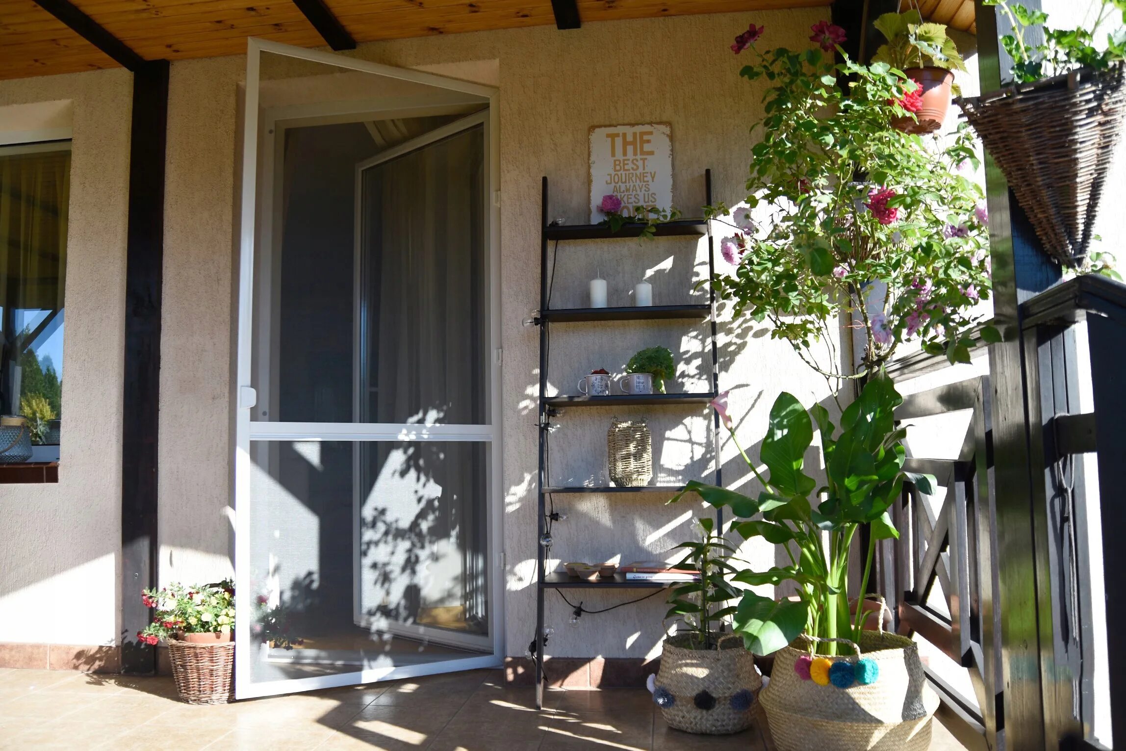 Москитка на балконную дверь. Решетка на раздвижное окно на балконе антикошка. Сетка на лоджию. Решетки антикошка на окна. Сетка на дверь балкона.