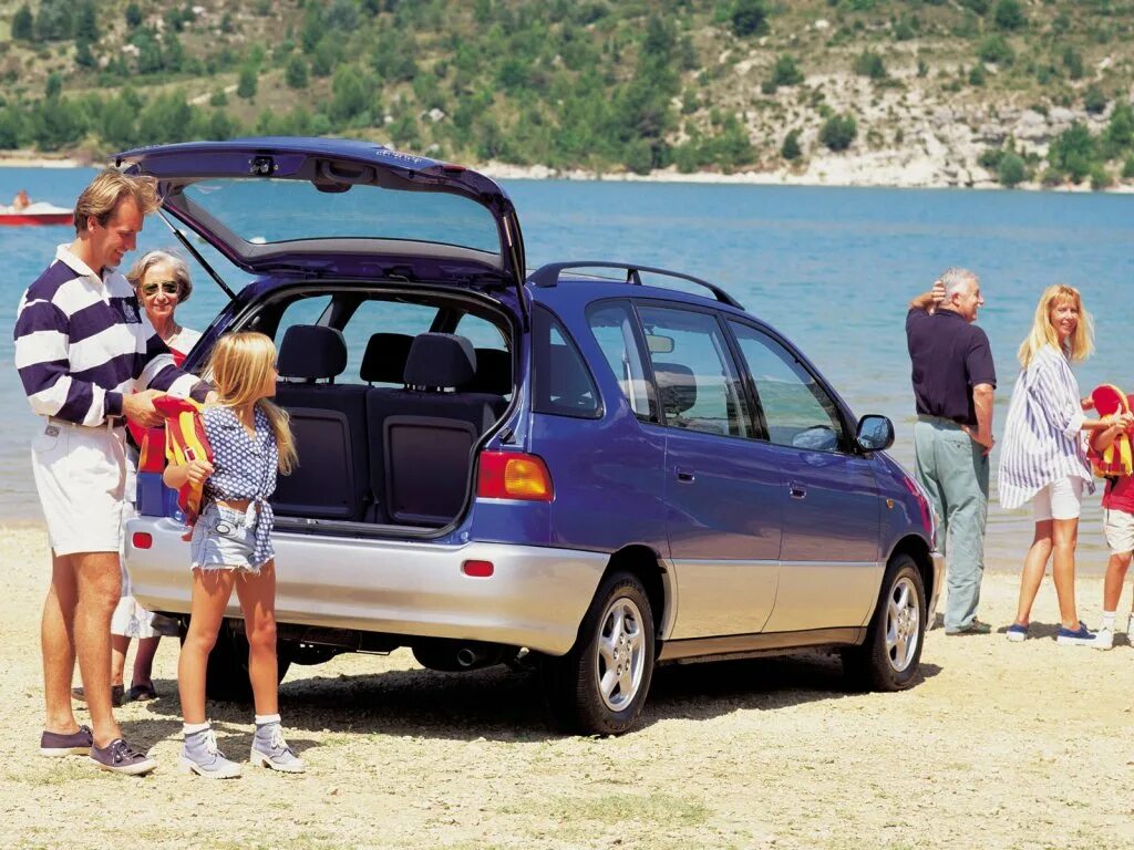 Какие лучшие семейные автомобили. Toyota Picnic 1996. Toyota Picnic 2001. Тойота пикник 2001. Тойота Ипсум пикник.