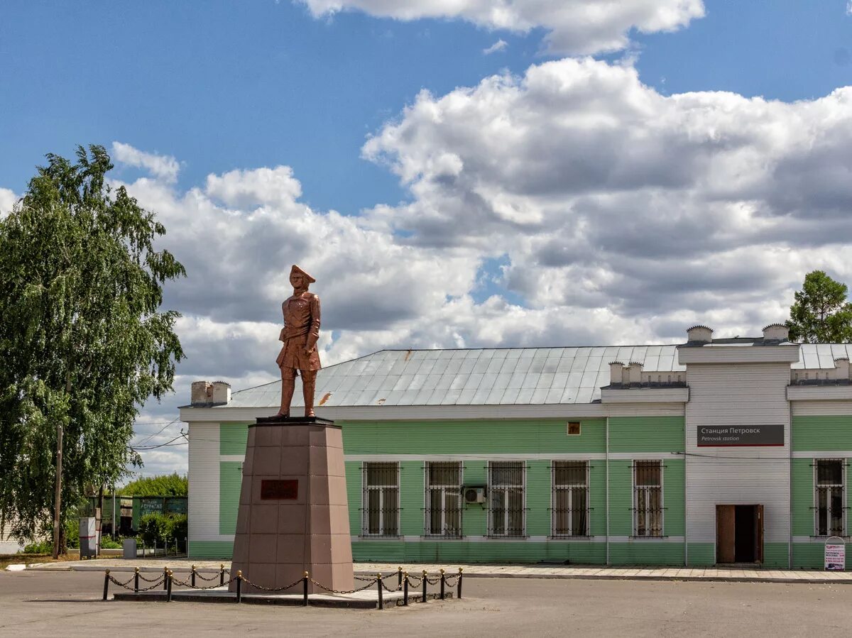 Покупка саратовской области. Памятник Петру 1 в Петровске Саратовской области. Привокзальная площадь Петровск Саратовская область. Площадь Ленина в Петровске Саратовской области.