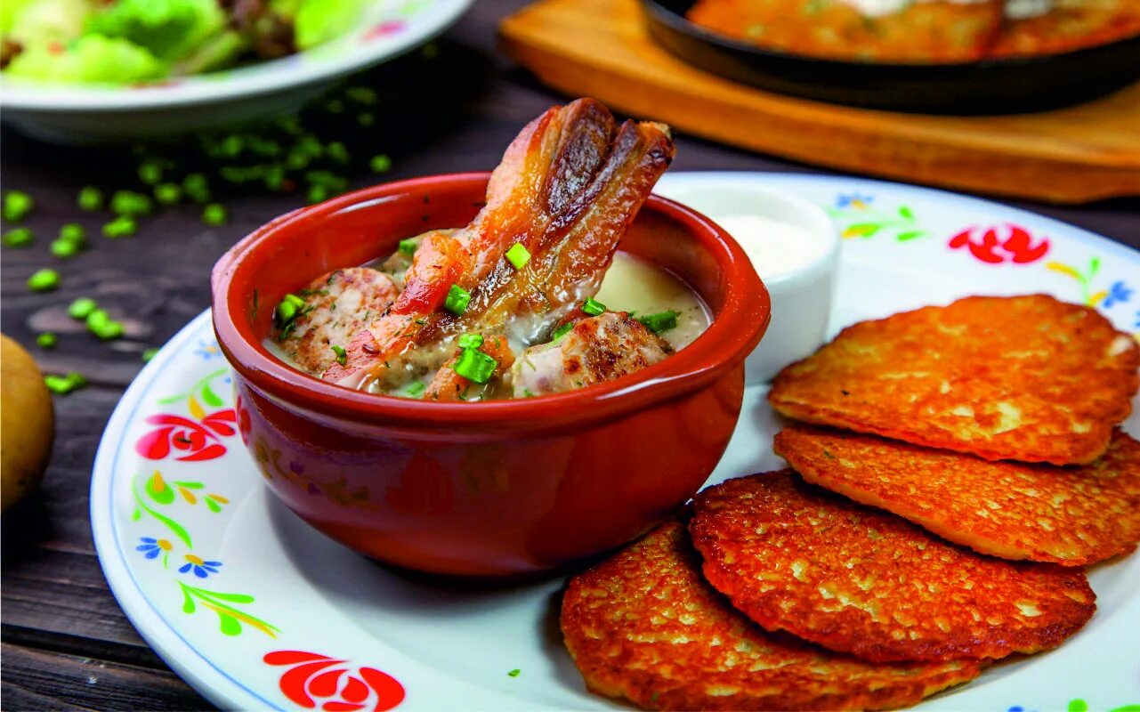 Белорусская кухня мачанка. Национальная белорусская кухня мочанка. Драники с мачанка. Мочанка белорусская васильки