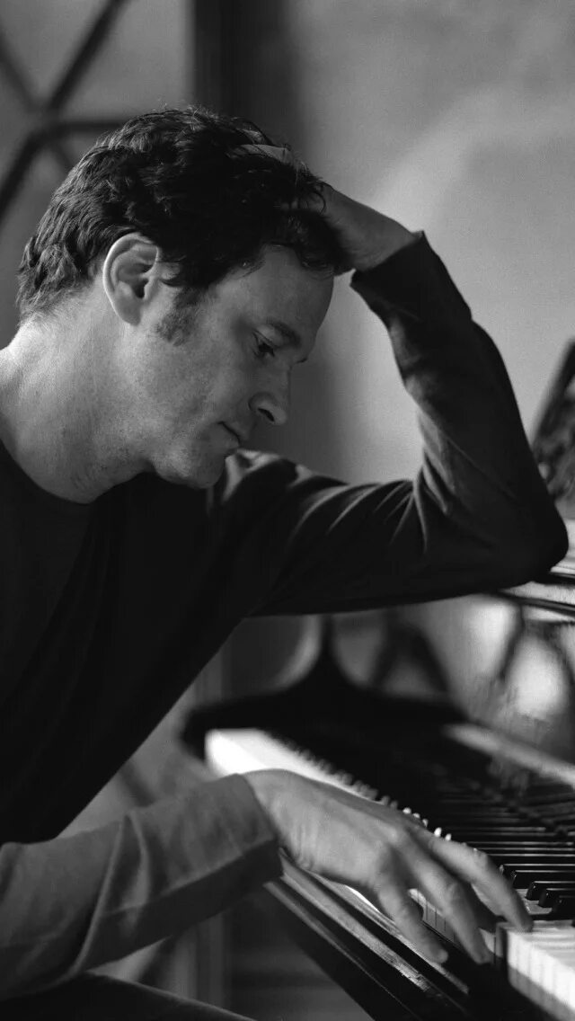 Мужчины играющие чувствами. Люди играющие в настольные игры. Два друга. Мужчина и женщина в профиль. Муж геймер.