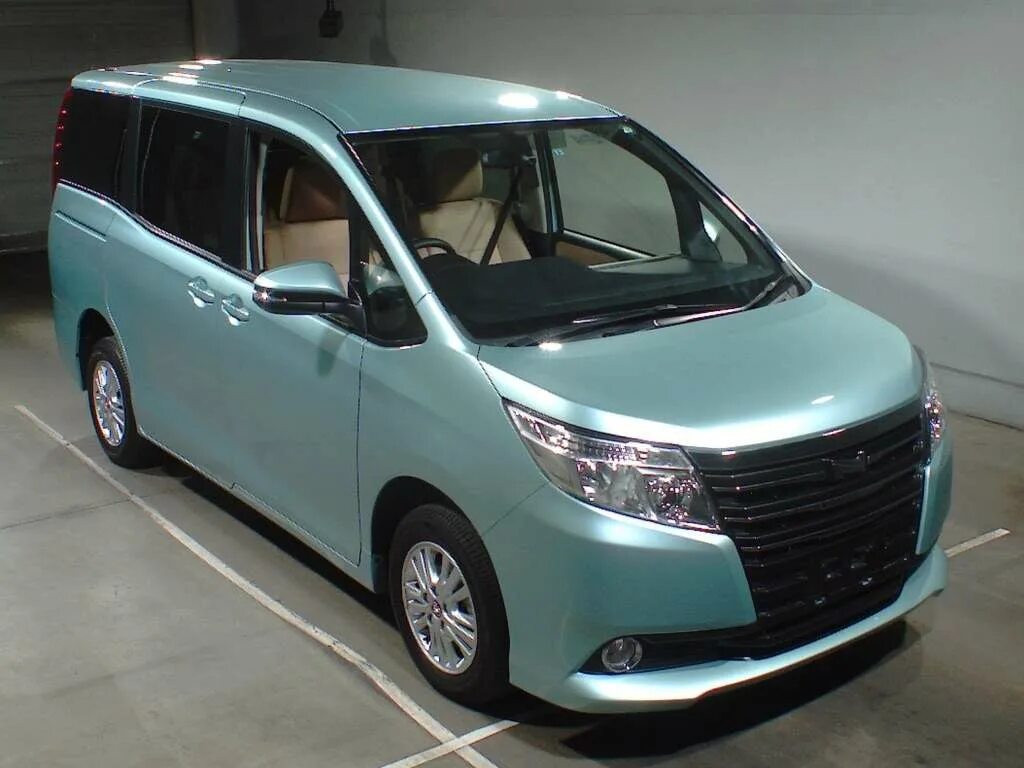 Куплю автомобиль минивэн. Минивэн Тойота Ноах. Toyota Noah 2014 zrr85. Тойота Ноах бирюзовая. Минивэн Toyota Noah полный привод.