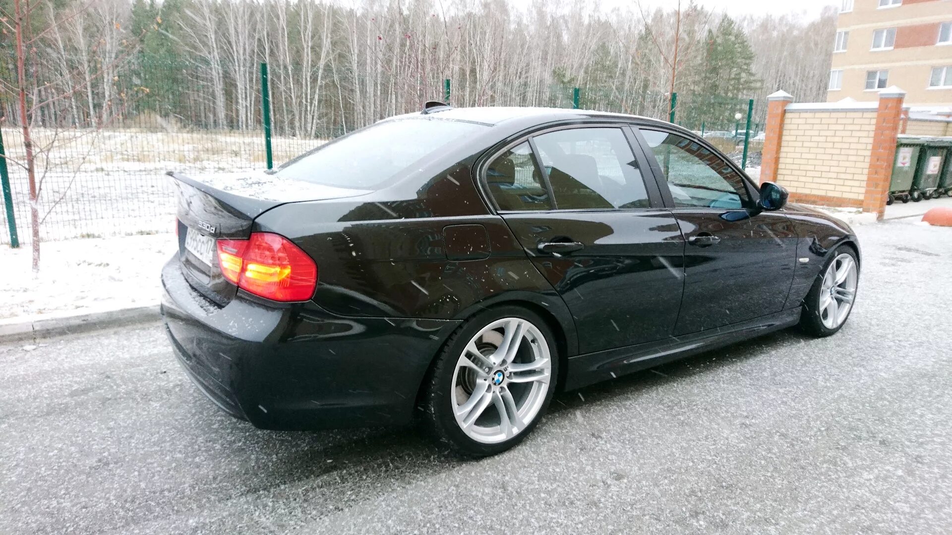 Шины бмв е90. Bmw 3 r18. bmw e90 r18. r18 на бмв 3 е90. 613 стиль bmw f30.