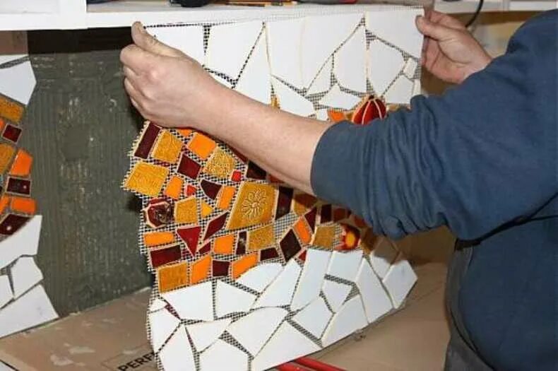 Работа с колотой. Панно из битой плитки. Мозайка из битой плитки. Мозаика из остатков плитки. Битая плитка на стене.