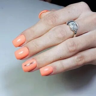 Персиковые ногти короткие