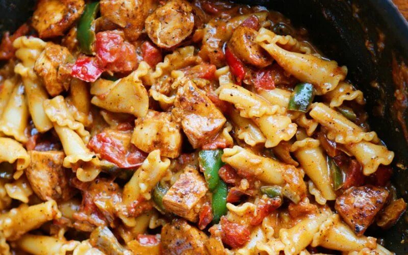 Куриное филе с перцем на сковороде. Макароны с курицей и болгарским перцем. макароны с мясом и перцем болгарским. макароны с говядиной на сковороде. паста с курицей и болгарским перцем.