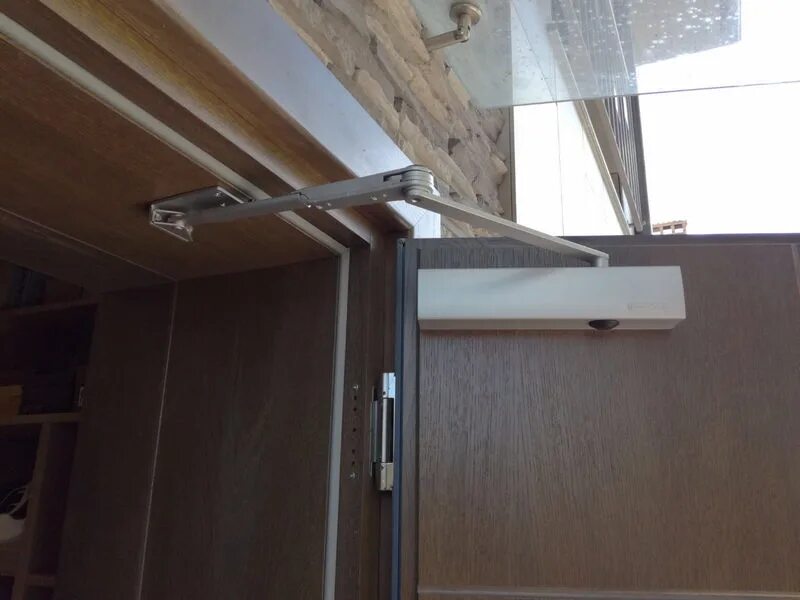 Установка доводчика на металлическую входную дверь изнутри. Доводчик дверной карболит. сделать навес над входной дверью.