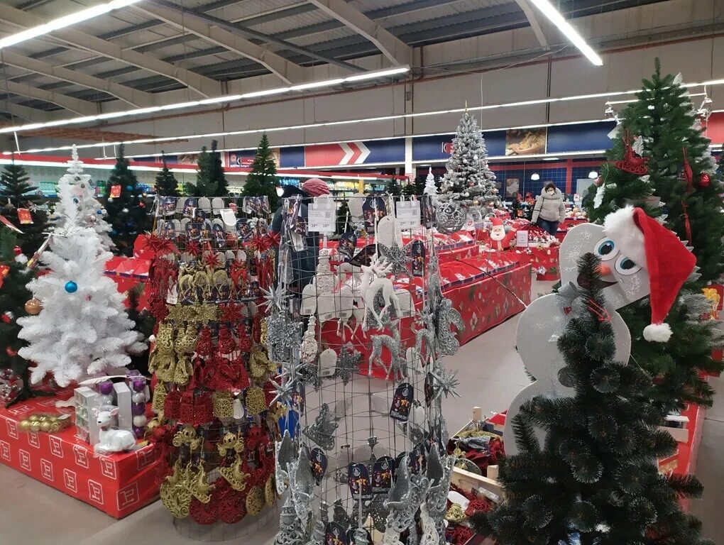 Новогоднее украшение витрин. Выкладка елочных украшений. Новогодняя выкладка товара. Витрина магазина игрушек. Цум новогодний декор.