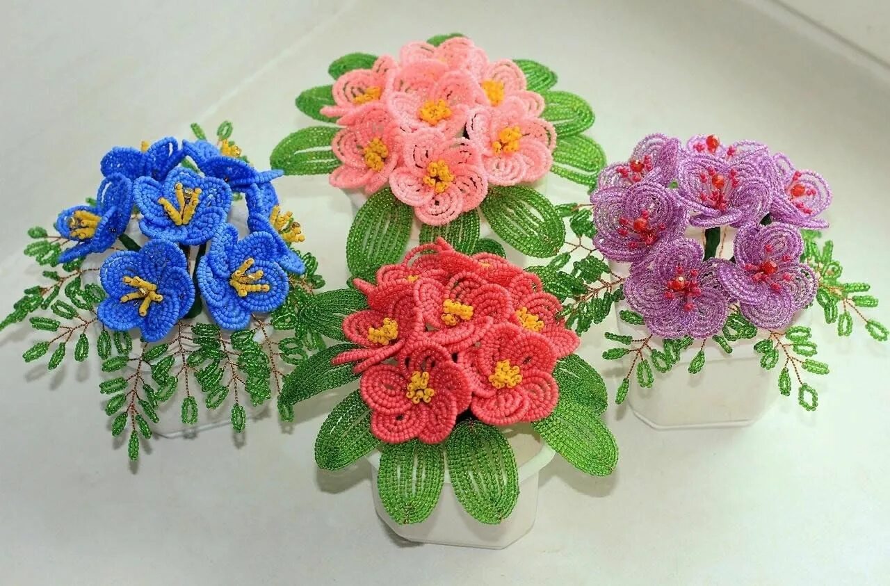 Цветы из бисера техника. Цветы из бисера. Цветочные композиции из бисера. Бисерные цветы в горшках. Плетение бисером цветы.