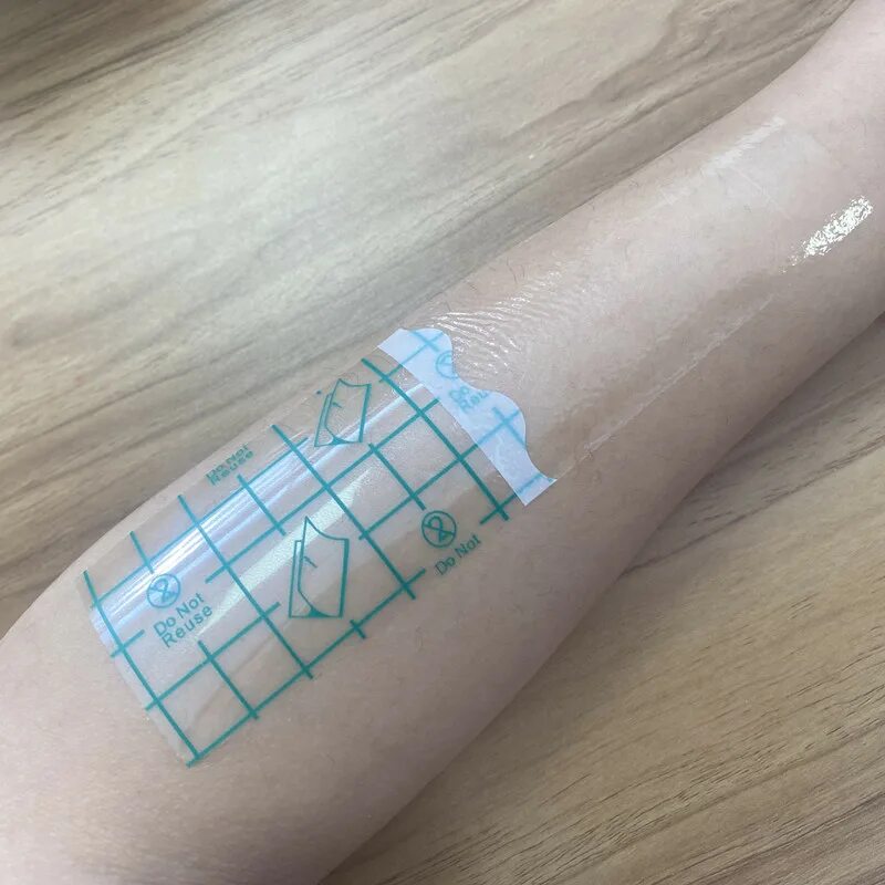 После пленки тату липкая. Тату под заживляющей пленкой. После пленки тату липкая. Татуировка под пленкой лимфа. Пластырь пленка для ран.