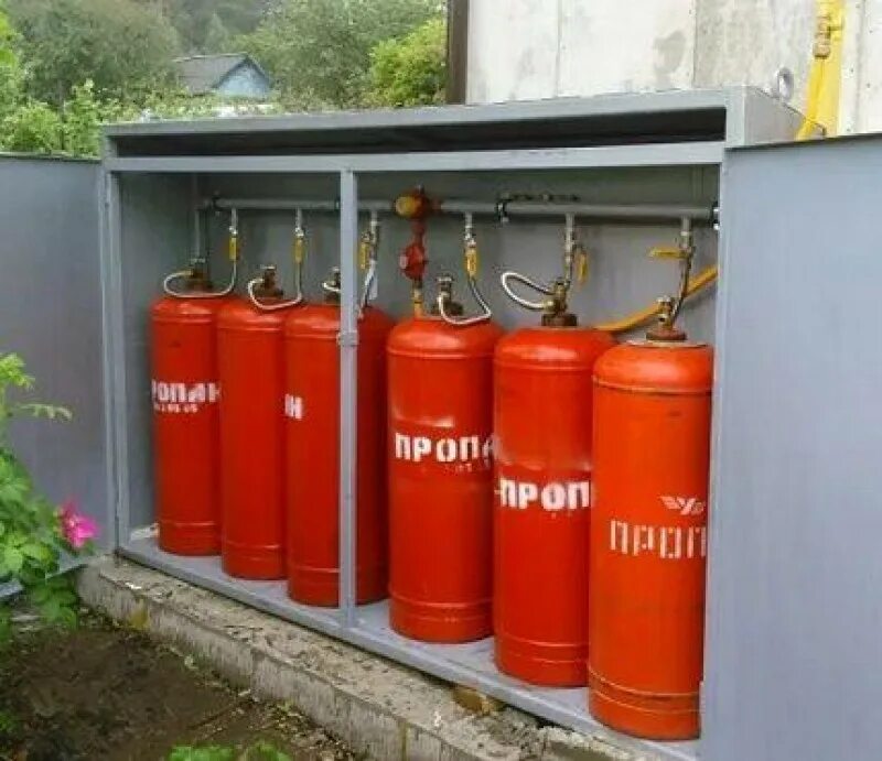 Установка газового баллона в доме. Отопление баллонным газом. Домик для газового баллона на даче. Шкафы для газовых баллонов на дачу. Газовые баллоны для дачи.