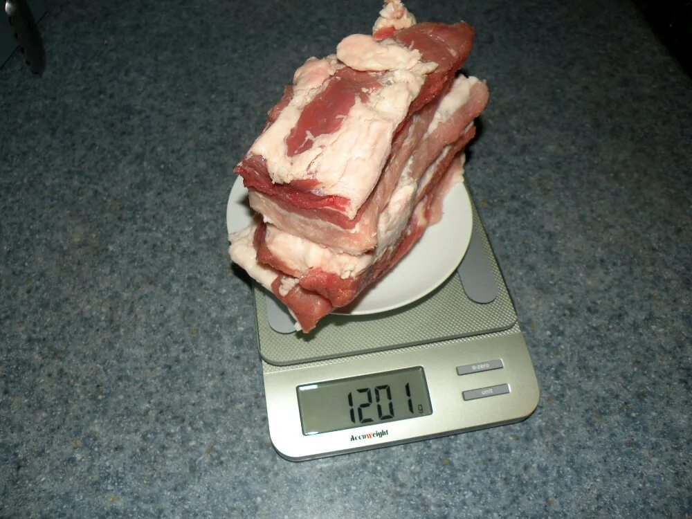 10 килограммов мяса. 100 Грамм сала.