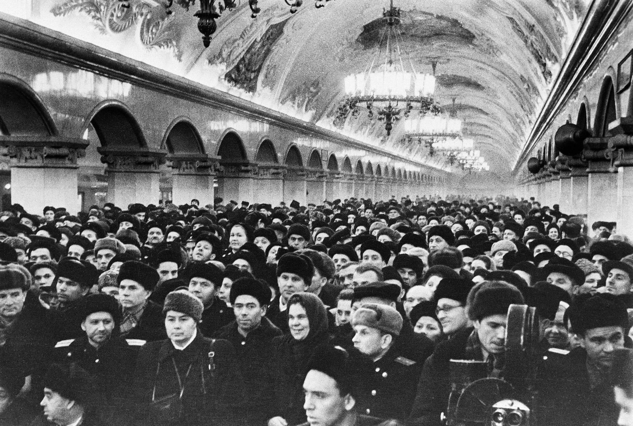 Открытие метрополитена в ссср. Московский метрополитен 1941. Станция метро Маяковская в годы Великой Отечественной войны. Маяковская станция метро в годы войны. Станция метро Маяковская Москва 1941.