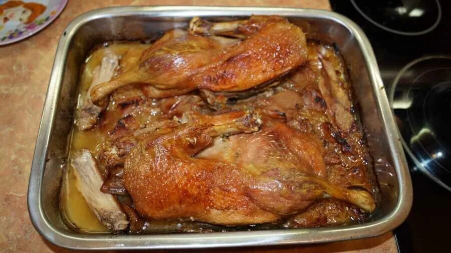 Утка в духовке на стеклянном. Утка запеченная в духовке с яблоками. Утка в духовке в фольге в домашних. Утка запеченная в духовке целиком. Утка жареная в духовке целиком.