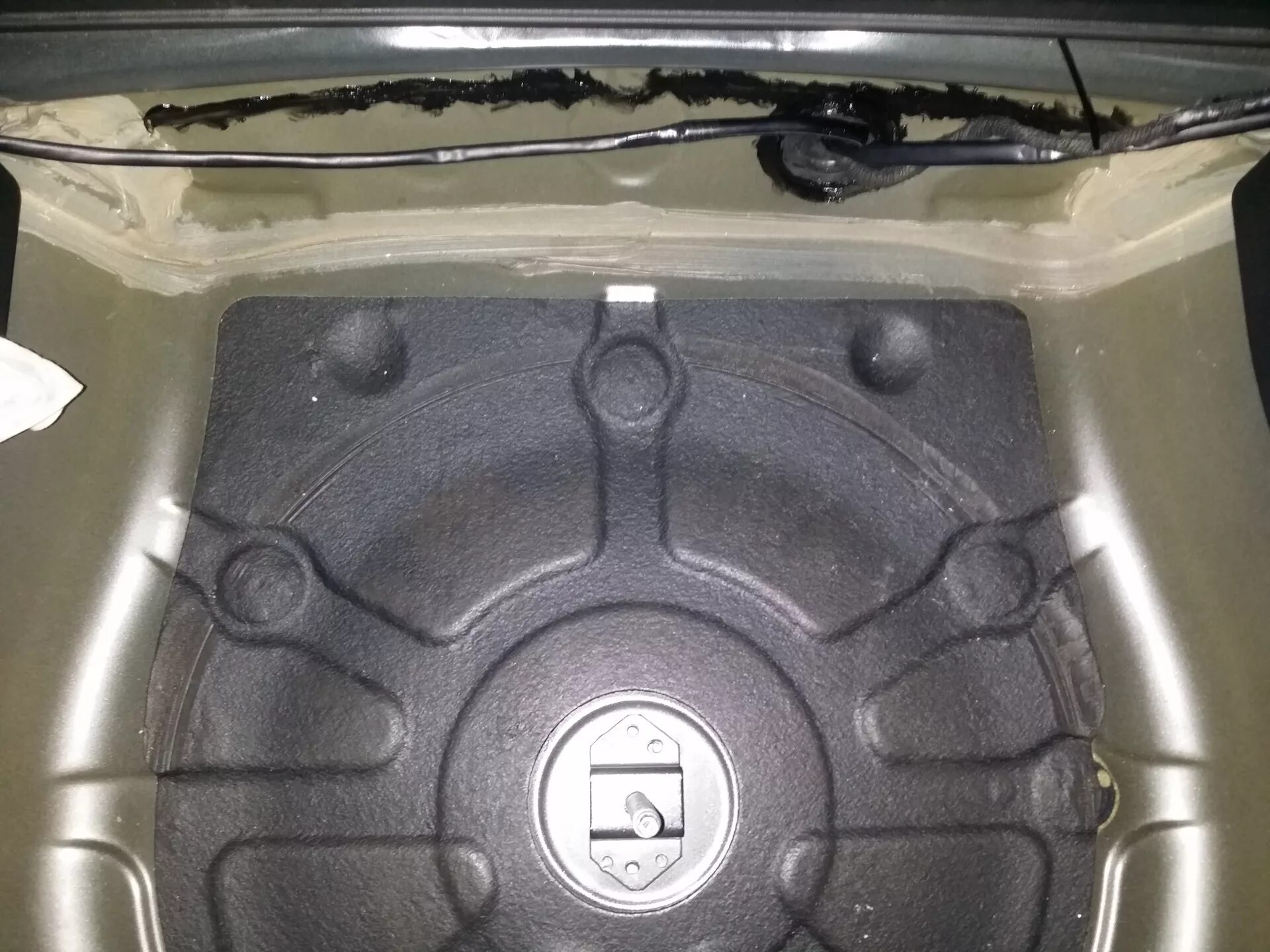 Вода в багажнике хонда сивик 4 д. Королла 150 багажник вода. Форд фокус 3 вода в багажнике. Ниша запаски saab 9-5. Откуда вода в запаске.